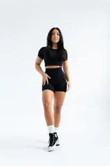 Short deportivo negro de tiro alto y calce ajustado.