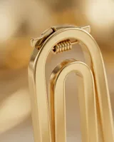 Caravanas colgantes de acero con baño de oro, diseño minimalista en forma de clip.