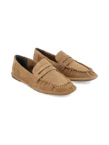 Mocasín de corte clásico y construcción liviana en cuero gamuza color camel, con detalles fruncidos en el cuerpo, copete elevado y suela de goma.