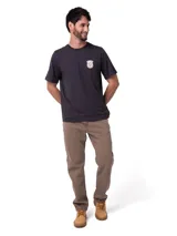 Remera de manga corta y cuello redondo, color gris oscuro, con estampado gráfico pequeño en el pecho y logo de la marca en el dobladillo.