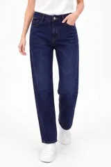 Pantalon jean de corte barrel, con tiro medio y cierre frontal con botón y cremallera.