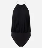 Body de microfibra color negro con diseño de frente única y detalle de adorno metálico tipo collar en el cuello. Presenta una caída fluida y espalda descubierta, ideal para un look sofisticado.
