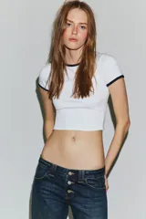 Camiseta negra de manga corta y cuello redondo, con vivos a contraste en el cuello y las mangas.