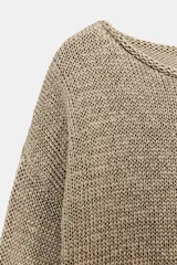 Jersey de punto de manga larga y cuello barco, con diseño holgado y acabado texturizado.