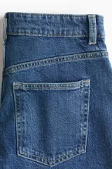 Short de denim azul de talle alto, con diseño clásico de cinco bolsillos, trabillas para cinturón y cierre frontal con cremallera y botón metálico.