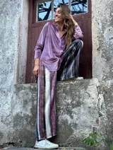 Pantalón de viscosa con estampado a rayas verticales en tonos lila, blanco y negro, de corte palazzo y cintura alta.