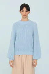 Sweater celeste de tejido de punto con mangas ranglán amplias y escote redondo.