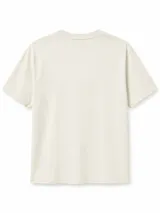 Remera color off-white con cuello redondo y manga corta, de corte clásico. Cuenta con un diseño gráfico central que incluye un cuadrado rojo, la palabra "Cherry" en tipografía cursiva roja, un dibujo de cerezas atadas con un lazo celeste y la frase "Ma chérie" en la parte inferior.