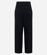 Pantalón de corte recto confeccionado en tricot de viscosa y poliamida. Presenta cintura estructurada, bolsillos laterales y cordón regulador en el ruedo de las botamangas.