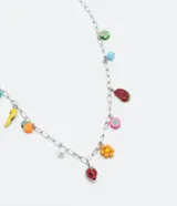 Collar de cadena metálica plateada con dijes colgantes de frutas y flores de colores, como banana, frutilla, sandía y pitaya, realizados en vidrio tipo murano. Posee cierre de mosquetón y niveles de ajuste.