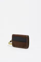 Billetera de diseño rectangular en color marrón, con borde reforzado y logo de la marca estampado en el frente. Incluye una correa de muñeca en color verde oliva con enganche metálico.