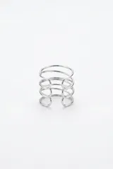 Anillo de diseño abierto con estructura de múltiples vueltas en metal plateado, de estilo minimalista y ajustable.