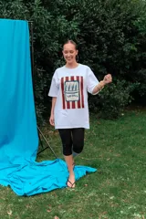 Remerón de algodón blanco con corte oversize y cuello redondo, que presenta un estampado frontal con diseño de una lata de sardinas sobre fondo de rayas.