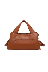 Cartera Trendy de cuero sintético color marrón camel, con doble asa corta de mano y correa larga ajustable y desmontable. Cuenta con costuras decorativas visibles y detalles de herrajes metálicos plateados con el logo de la marca en la parte frontal.
