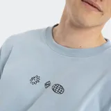 Buzo de cuello redondo color celeste, con diseño de tres pequeños iconos bordados en el centro del pecho.