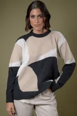 Buzo de punto con diseño abstracto que simula un paisaje, cuello redondo y mangas largas. Confeccionado en lana, presenta una combinación de colores en tonos beige, celeste y gris.