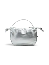 Bolso de mano plateado con efecto cuero, diseño fruncido tipo globo (balloon) y cordones ajustables laterales. Posee asa superior y correa ajustable extraíble.