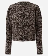 Cardigan de punto con estampado animal print, cuello redondo y cierre frontal con botones. Presenta mangas largas abullonadas con puños ajustados y un corte corto.