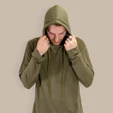 Buzo deportivo verde oliva con capucha ajustable con cordones.