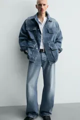Jeans de denim de algodón, tiro medio, con corte barrel fit amplio en cadera y muslos que se estrecha hacia el tobillo. Presenta efecto lavado y cierre frontal con botones.