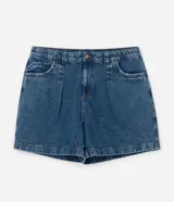 Short de jean azul de tiro alto, con pliegues delanteros y ruedo largo.