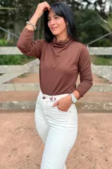 Polera de manga larga en color marrón, confeccionada en tejido suave con diseño de cuello caído o tipo polera holgada.