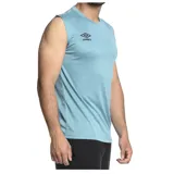 Musculosa deportiva Umbro de color negro, con cuello redondo y detalle de cinta con logo en los hombros. Presenta el logo de la marca estampado en el pecho.