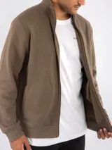 Campera celeste con cierre frontal, cuello alto y bolsillos laterales.