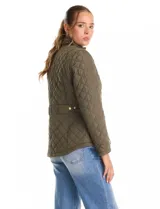 Campera de abrigo liviano con diseño capitoneado a rombos, cuello alto tipo mao y cierre frontal con solapa de botones a presión dorados. Presenta bolsillos frontales de parche con solapa y trabas de ajuste en la cintura.