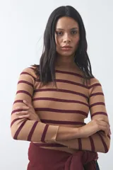 Polera de tejido rib al cuerpo con diseño de rayas horizontales en color bordó y celeste, cuello alto y manga larga.