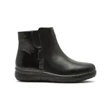 Bota casual de caña corta, confeccionada en una combinación de cuero liso y cuero texturizado brillante en el talón. Cuenta con cierre lateral funcional y suela de goma plana con relieve antideslizante.