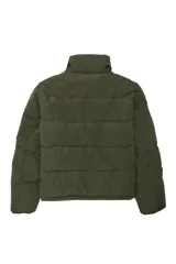 Campera puffer de color verde militar con cuello alto, cierre frontal de cremallera y bolsillos laterales funcionales.