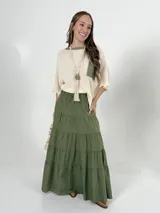 Falda larga de algodón color negro, con corte campesino y diseño escalonado.