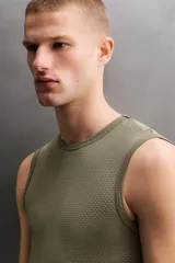Musculosa técnica de Zara Athleticz, diseñada como primera capa, confeccionada en tejido elástico con textura microperforada, transpirable y termorreguladora, con cuello redondo y diseño sin costuras.
