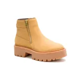 Bota tipo Chelsea de Caterpillar, color tostado, con diseño de plataforma dentada y cierre lateral metálico. Presenta el logo de la marca grabado en el lateral.