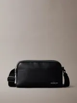 Bandolera negra Calvin Klein Jeans con correa ajustable, cierre de cremallera y logo de la marca en el frente.