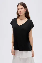 Remera de manga corta holgada con escote en V, confeccionada en viscosa con hilo de lurex.