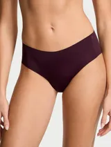 Panty estilo cheeky de tiro bajo, color bordó, confeccionada en microfibra ultrasuave con diseño sin costuras y acabado invisible bajo la ropa.