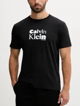 Remera de algodón de corte regular y manga corta, con cuello redondo. Presenta un estampado gráfico del logo de Calvin Klein en estilo bold en el centro del pecho.