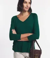 Blusa verde esmeralda de viscosa con escote en V y mangas 3/4.