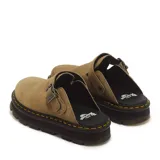 Zapatos tipo zueco Dr. Martens modelo Zebzag, color marrón, de gamuza, con suela chunky acanalada y costura amarilla distintiva. Cuenta con tira ajustable con hebilla metálica.