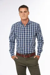 Camisa de hombre a cuadros azules y blancos, de manga larga, con cuello abotonado y corte regular.