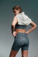 Calza biker deportiva con estampado animal print en tonos de gris y negro.