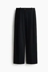 Pantalón sastrero de corte holgado color negro, con cintura clásica, cierre con botón y trabillas para cinturón. Cuenta con piernas rectas, pinzas, bolsillos al bies y raya marcada adelante y atrás.