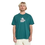 Remera Volcom de manga corta y calce holgado, color verde oscuro, con estampa frontal centrada de un caracol con una calavera y la inscripción "Charmed Brains".
