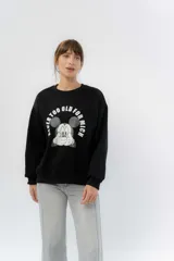 Buzo negro de corte relajado con interior de frisa suave. Presenta una estampa frontal con el diseño de Mickey Mouse y la frase 'Never too old for Mickey' en color blanco.