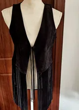 Chaleco de cuero vacuno negro con flecos largos. Diseño abierto con tiras finas para atar al frente.