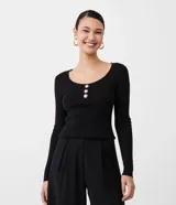 Blusa negra de punto con escote en U, mangas largas y detalle de tres botones dorados.