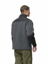 Campera de polar negro con cuello alto y cierre frontal completo. Presenta paneles de nylon en contraste en el pecho, hombros y codos, incluyendo un bolsillo vertical con cierre en el pecho y dos bolsillos laterales abiertos.