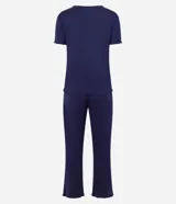 Pijama de dos piezas compuesto por una blusa de manga corta con escote redondo y un pantalón largo de corte recto con cintura elástica. La prenda presenta un bordado sutil en el pecho y un acabado liso.